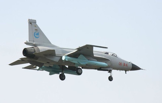 	Máy bay JF-17 được trang bị 2 tên lửa hành trình chống hạm YJ-83