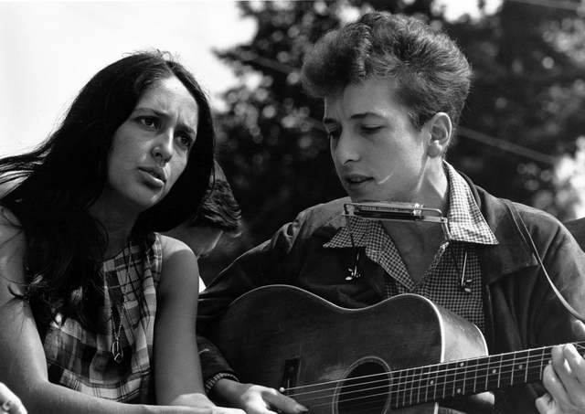  	Joan Baez và Bob Dylan, người bạn đồng hành giúp cô sáng tác 