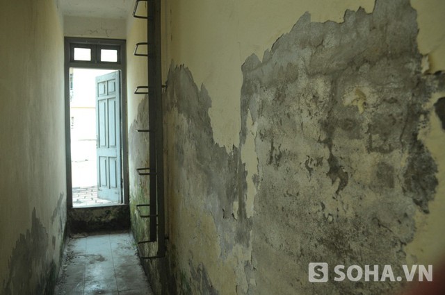 Nhiều mảng tường bị bong tróc ở một số toà nhà thuộc khu đô thị Trung Hoà - Nhân Chính (Ảnh: Tuệ Minh)