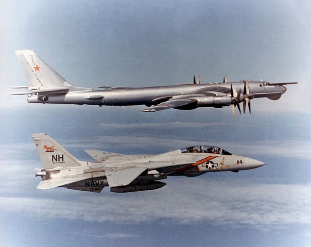 Chiến đấu cơ F-14 Tomcat từ tàu sân bay Enterprise đang xua đuổi 1 chiếc Tu-95RT bên trên Thái Bình Dương trong Chiến tranh lạnh