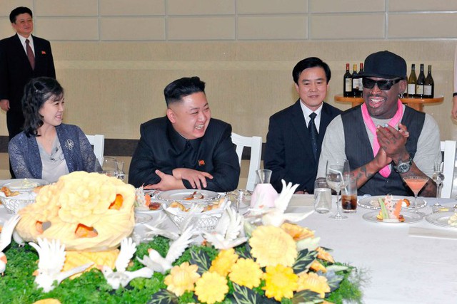  	Nhà lãnh đạo Triều Tiên Kim Jong Un và ngôi sao bóng rổ Mỹ Dennis Rodman.