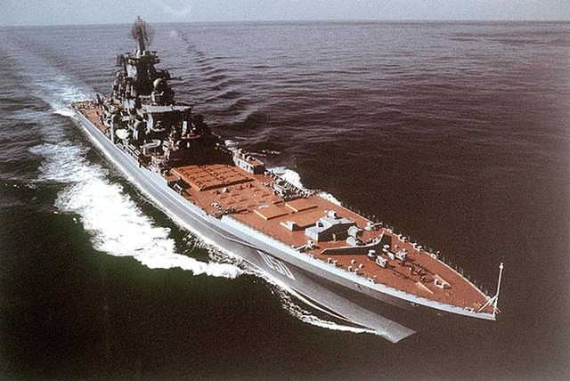 	Tàu lớn nhất được trang bị S-300F là tuần dương hạm lớp Kirov với lượng giãn nước khổng lồ 28 000 tấn