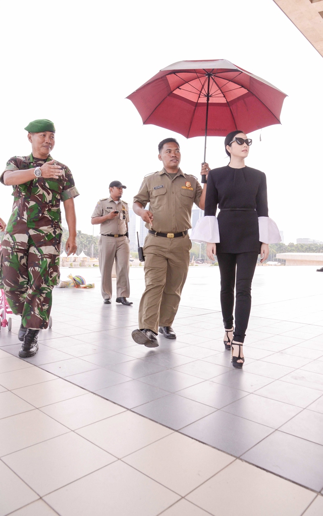 Tới thăm Indonesia, Lý Nhã Kỳ được quân đội tháp tùng