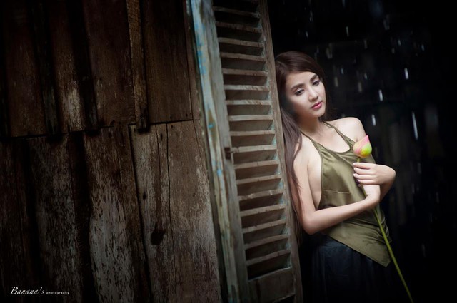 Hot girl Linh Napie áo yếm khoe lưng trần gợi cảm gây sốt