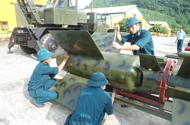 Lắp cánh đạn tên lửa phòng không tầm trung – xa S-125 Pechora (NATO định danh là SA-3).