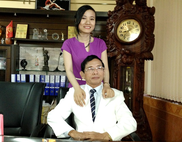 	Đại gia Lê Ân hạnh phúc bên cô vợ trẻ Mai Thị Mai, kém hơn mình 55 tuổi. Ảnh: Dương Cầm