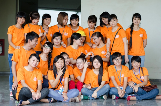  	Hoàng Thùy Linh cùng các bạn tình nguyện viên mang niềm vui đến cho các em nhỏ ở Viện huyết học.