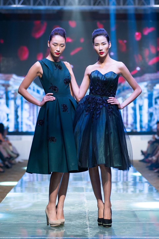 
	Hai cô gái trưởng thành từ Vietnam's Next Top Model, Huyền Trang và Hoàng Thùy.