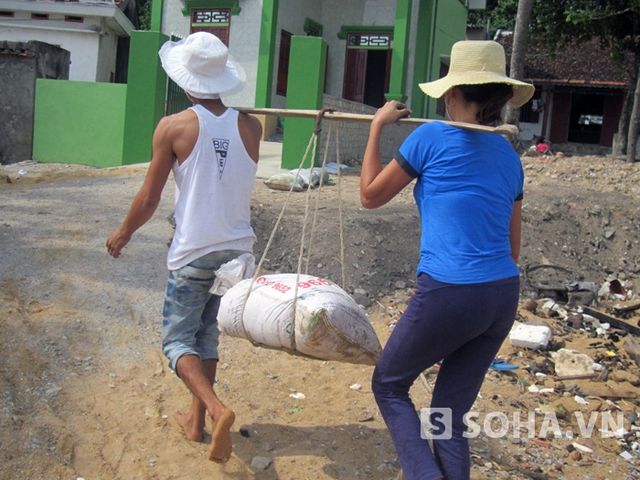 	Các ngư dân gánh cát chằng chống nhà cửa, sẵn sàng “đón” siêu bão.