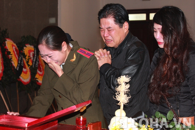
	Diễn viên Hoàng Lan khóc ngất bên linh cửu của diễn viên Tuấn Dương.