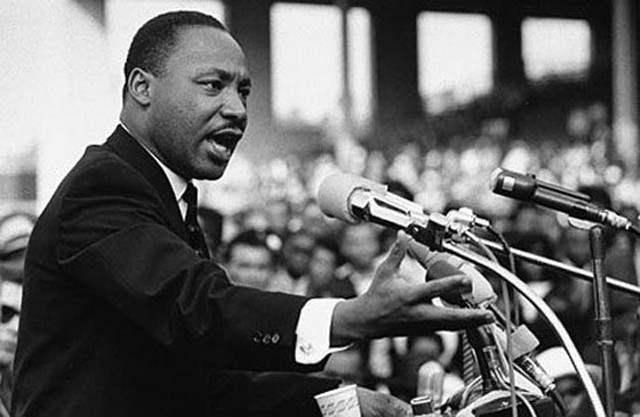 
	Mục sư Martin Luther King đọc diễn văn trước hàng nghìn người dân tại Đài tưởng niệm Lincoln năm 1963. 