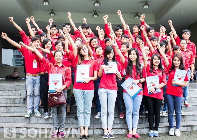 	Mẫn Tiên và Hà Lade chụp ảnh chung cùng Hội quân hành trình đỏ.