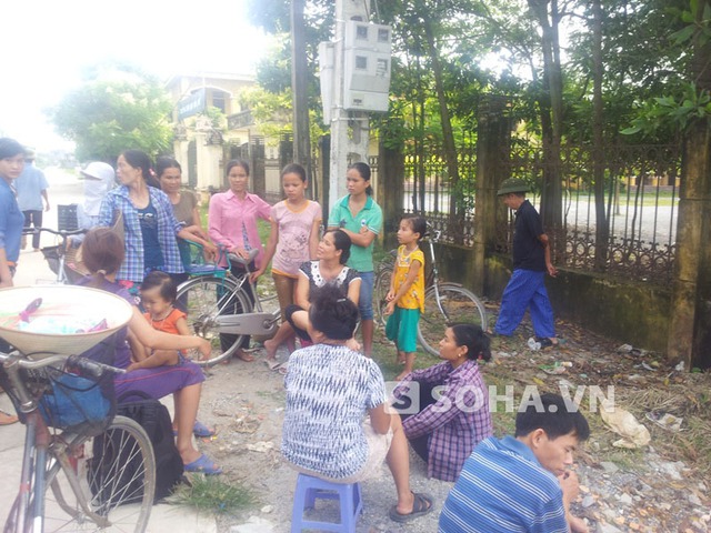 	Người dân thôn Đặng Giang vẫn xôn xao chuyện cháu bé bị ném xuống ao ngày 1/8 vừa qua tại nhà ông Dân