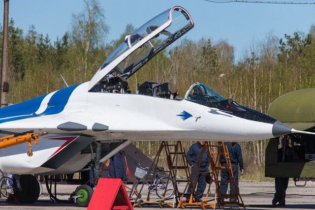 	So với nguyên mẫu, trần bay của MiG-29UB thấp hơn nguyên mẫu một chút (17.500 so với 18.000 m). Máy bay có thể lên cao với tốc độ 330 m/s.