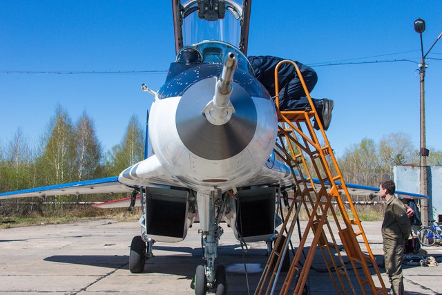 	MiG-29UB được trang bị 2 động cơ RD-33 công suất 8.300 KW mỗi chiếc cho phép nó đạt tốc độ tối đa March 2,1 trên không và 1.500 km/h trên mặt đất.