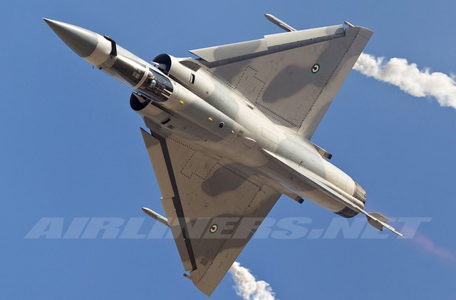 Tiêm kích đa năng Mirage 2000 dài 14,36m, sải cánh 9,13m, cao 5,2m và có trọng lượng cất cánh tối đa 17 tấn.