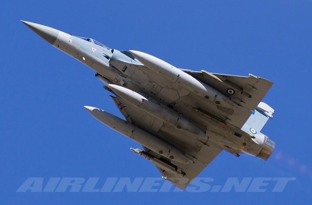 Các loại vũ khí mà Mirage 2000 mang được gồm: tên lửa không đối không tầm ngắn – trung MICA (tầm bắn 80km), đối không tầm ngắn R550 Magic (tầm bắn 15km) và Super 530 (tầm bắn 37km); tên lửa chống tàu AM.39 Exocet (tối đa 2 quả, tầm bắn 50-70km); tên lửa đối đất dẫn đường bằng lade AS-30L (tối đa 2 quả, tầm bắn 11km) và bom không điều khiển Mk.82 (tối đa 9 quả).