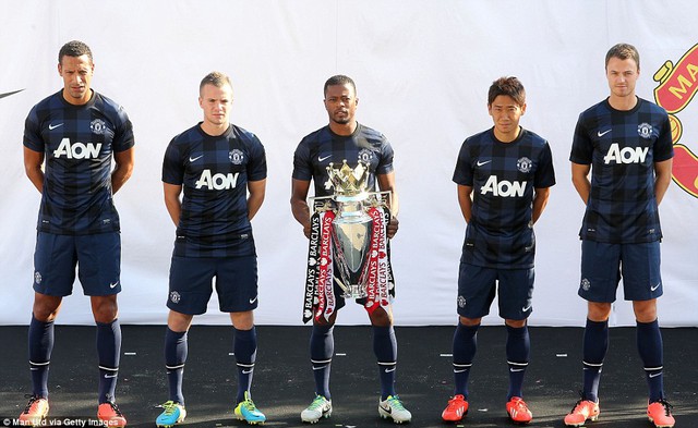 
	Ferdinand, Cleverley, Evra, Kagawa và Evans ra mắt bộ trang phục mới cho Man United