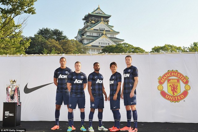 Mượn Samurai & lâu đài cổ, Man United ra mắt “hàng mới”