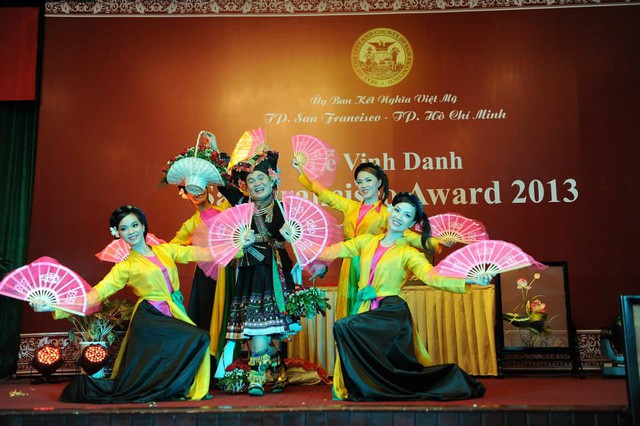 	Xuân Hinh biểu diễn tại lễ nhận giải.