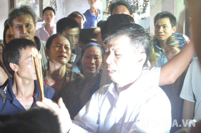 Ông Nguyễn Thanh Chấn thắp hương trước bàn thờ tổ tiên (Ảnh: Tuấn Nam)