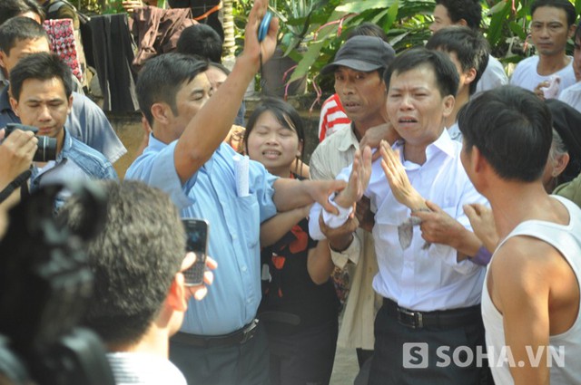 Anh Nguyễn Thanh Chấn (áo sơ mi trắng) rơi nước mắt khi trở lại thăm nhà