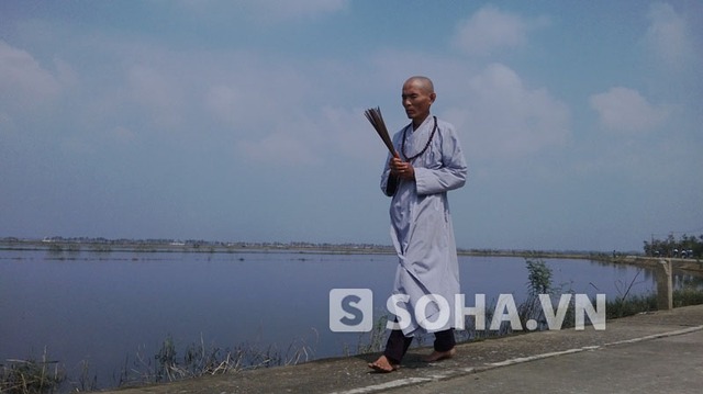 
	Nhà tu hành tại gia Lê Thanh Dũng đi bộ gần 20 km chân trần để đến viếng Đại tướng Võ Nguyên Giáp