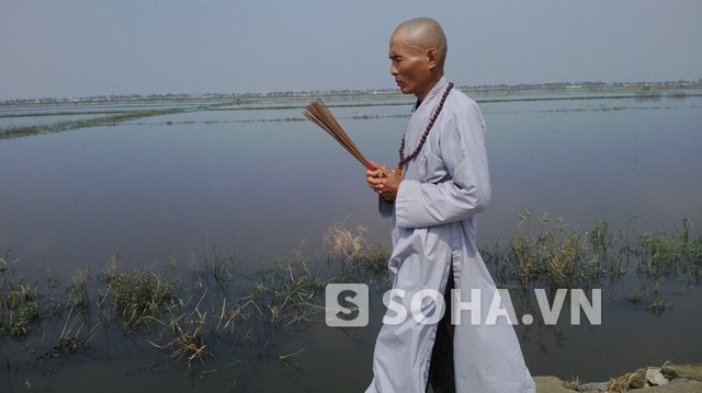 Video: Nhà tu hành đi bộ, dâng hương gần 20km đến viếng Đại tướng