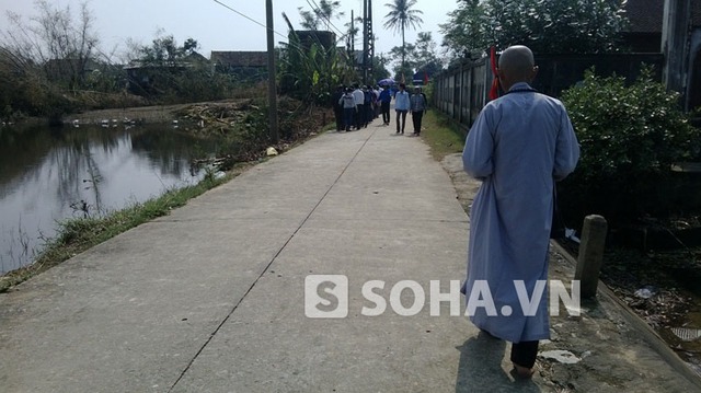 Video: Nhà tu hành đi bộ, dâng hương gần 20km đến viếng Đại tướng