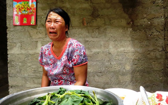 	Bà Nguyễn Thị Dựng ở Quảng Ninh, Quảng Bình khóc ròng nhìn ngôi nhà trống huơ trống hoác sau cơn bão - Ảnh: Tuổi trẻ