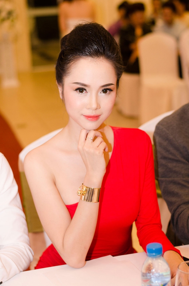 
	Top 5 Hoa hậu Việt Nam 2012 diện váy lệch vai màu đỏ, khoe bờ vai trần gợi cảm.