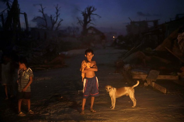  	Những đứa trẻ tại Marabut, một trong những nơi bị siêu bão Haiyan tàn phá nặng nề nhất. 