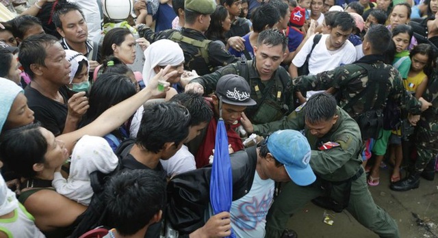 Hàng nghìn người dân Philippines chen lấn, xô đẩy nhau lên máy bay.