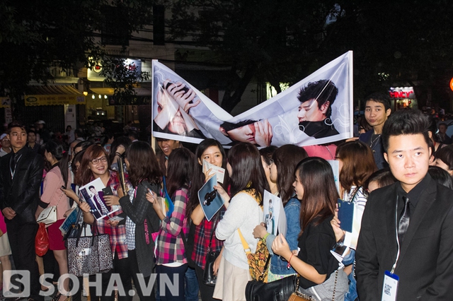  	Đám đông có mặt từ sớm để chờ đón Lee Ki Woo.