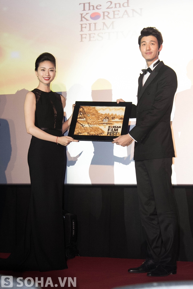  	Món quà kỷ niệm Ngô Thanh Vân trao tặng cho Lee Ki Woo.