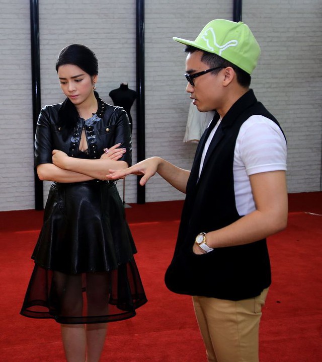 	Với tư cách là nhà đầu tư của chương trình Ngôi sao thiết kế Việt Nam 2013, Lý Nhã Kỳ đã đồng hành cùng nhà thiết kế Hà Duy để ghé thăm xưởng may của các thí sinh.