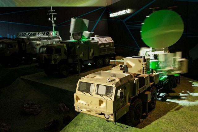 Các thành phần của một tổ hợp tác chiến điện tử tối tân 1L269 Krasuha-2 lần đầu tiên được Nga giới thiệu dưới dạng mô hình thu nhỏ ở triển lãm quốc phòng LIMA 2013 diễn ra ở Malaysia vừa qua.