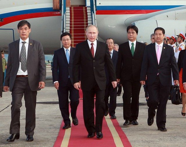 Tổng thống Putin tại sân bay Nội Bài sáng nay
