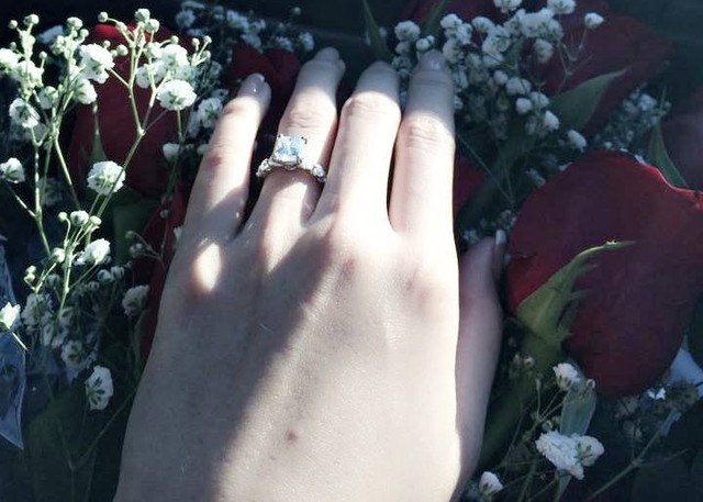  	Chiếc nhẫn đính kim cương hoành tráng là minh chứng cho một đám cưới sẽ diễn ra trong thời gian tới.