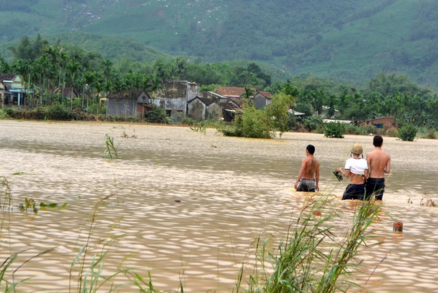 
	Nước mênh mông, cô lập xóm làng.