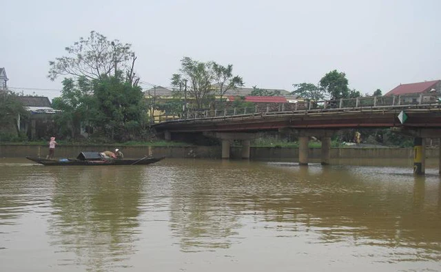  	Cây cầu Kiến Giang bắc qua con sông huyền thoại