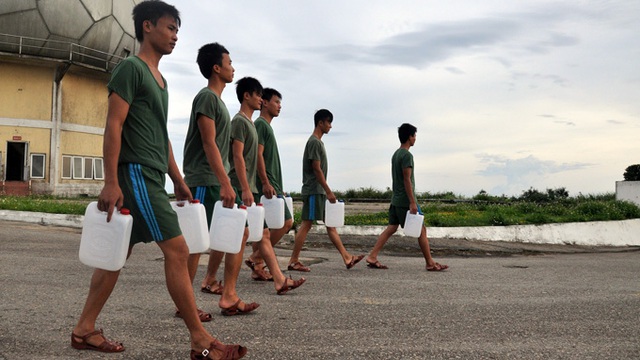 Các chiến sĩ ở trạm rađa 29 trên đỉnh Sơn Trà (TP Đà Nẵng) phải đi rất xa để mang nước về sinh hoạt - Ảnh: TẤn VŨ.