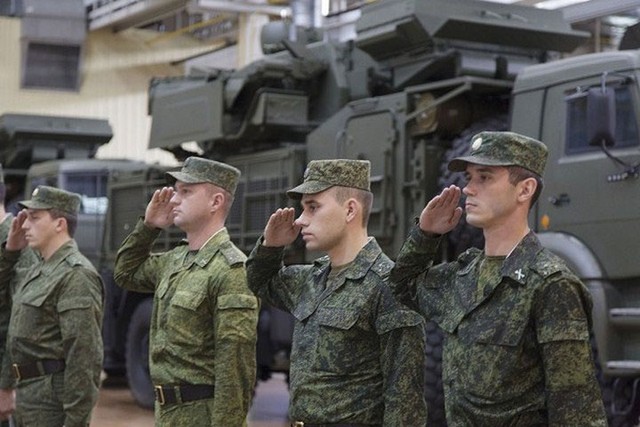 Các binh sĩ Nga giơ tay chào Phó Thủ tướng bên cạnh những tổ hợp Pantsir tiên tiến nhất.