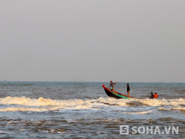 
	Bãi biển Xuân Yên (Nghi Xuân, Hà Tĩnh) nơi anh Thời đã dũng cảm lao ra sóng dữ cứu người nhưng không may bị sóng cuốn mất tích.