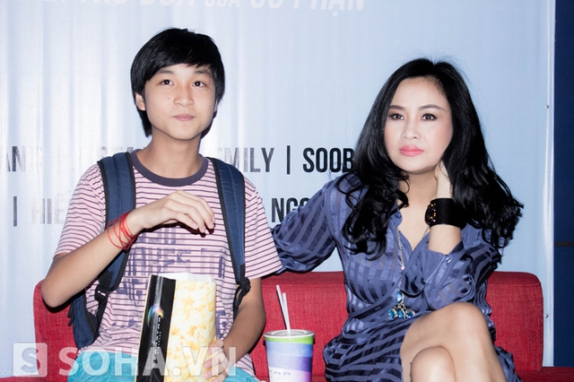 	Tối qua, Diva Thanh Lam cùng con trai đã cùng đến tham dự buổi họp báo ra mắt bộ phim The Lone Ranger.