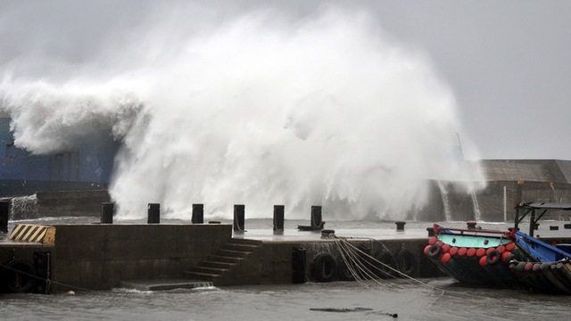  	Siêu bão Usagi gây sóng lớn đánh vào bờ biển thị trấn Taitung ở Đài Loan