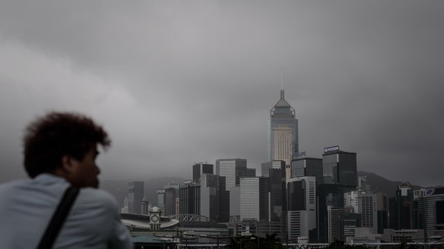 
	Bầu trời Hong Kong tối đen vì siêu bão Utor