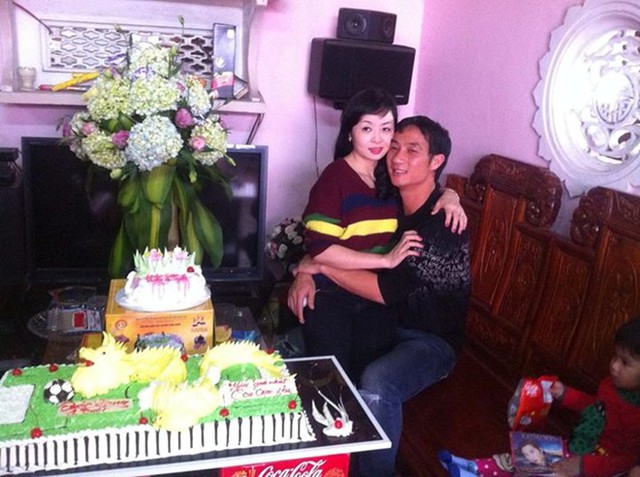 
	Vợ chồng Quốc Vượng tình tứ chụp hình bên bánh sinh nhật của con trai.
	Dù không thể theo nghiệp bóng đá nhưng Quốc Vượng vẫn luôn được đông đảo
	cổ động viên Việt quan tâm.