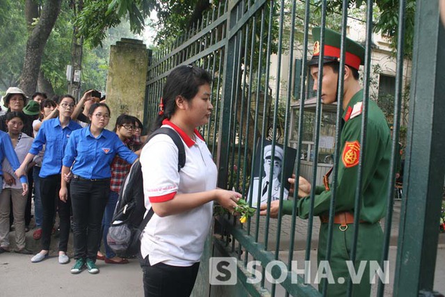 Bạn sinh viên Đại học Điện lực mang theo tâm nguyện của cả gia đình ở Hải Hậu, Nam Định là được gửi lại bức di ảnh của Người cho gia đình Đại tướng.