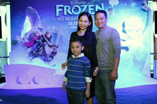 
	Tối qua, Kim Hiền đã cùng bạn trai đưa con trai của cô đến tham dự một sân chơi đặc biệt nằm trong khuôn khổ quảng bá bộ phim Nữ hoàng băng giá.